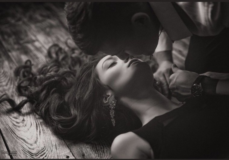 Парень с девушкой черно белое