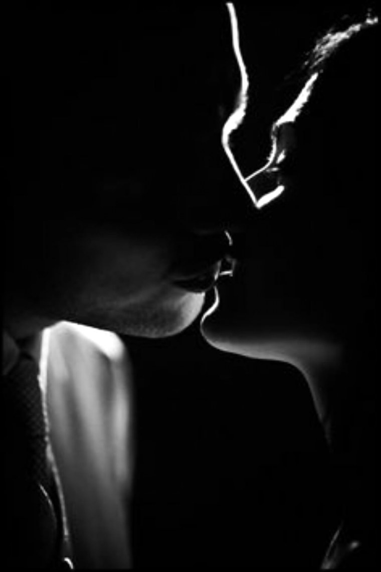 Поцелуй черно белое