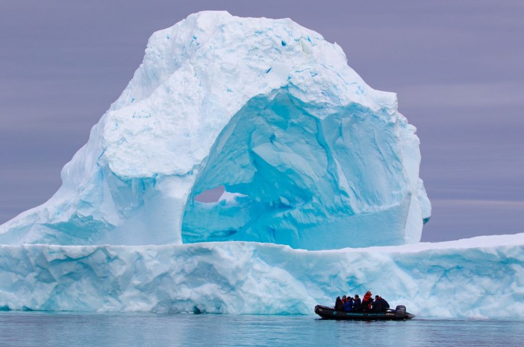 Глыба льда на белом фоне