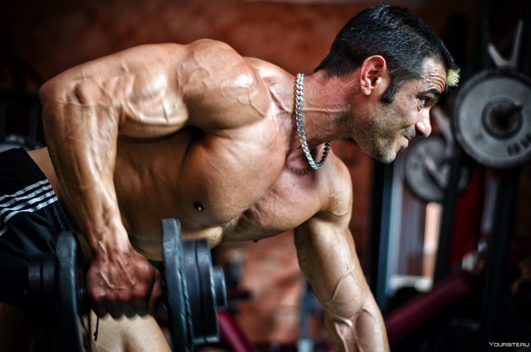 Мужчина в спортзале