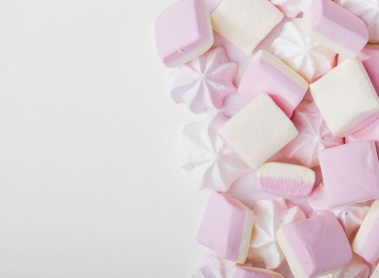 Маршмеллоу на розовом фоне