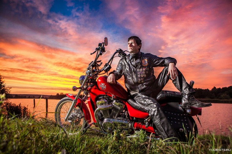 Байкер на мотоцикле