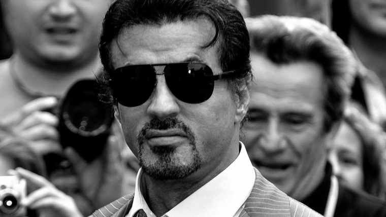 Мужчина в костюме в машине