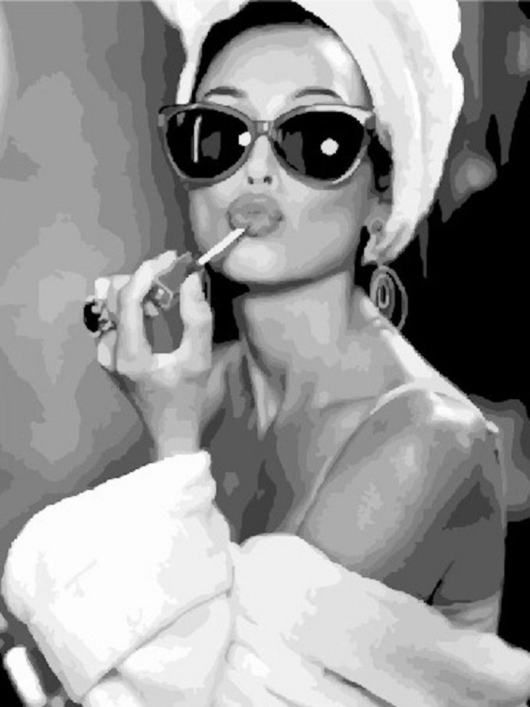 Девушка с полотенцем на голове и в очках