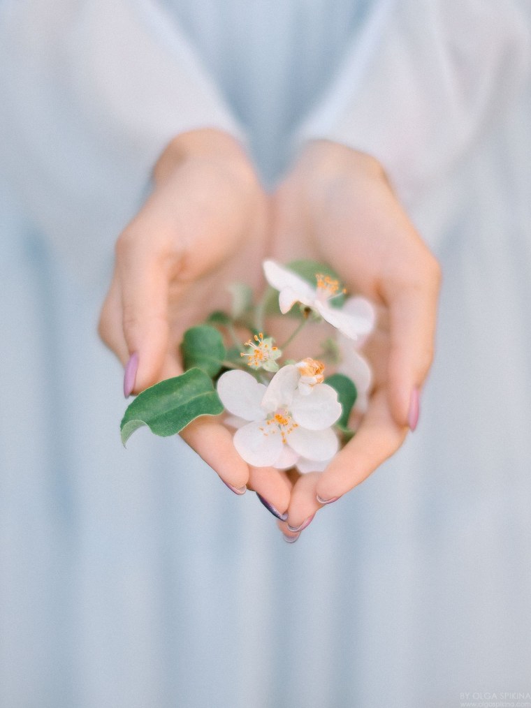 Цветочек в руке