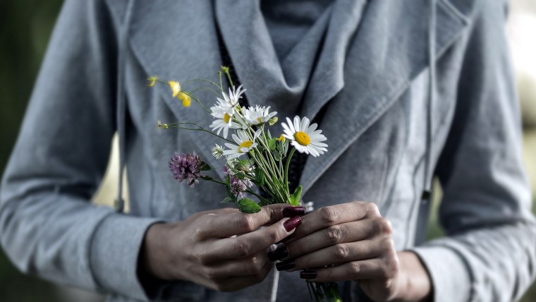 Букет полевых цветов в руках