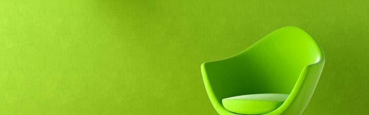 Стул на зеленом фоне