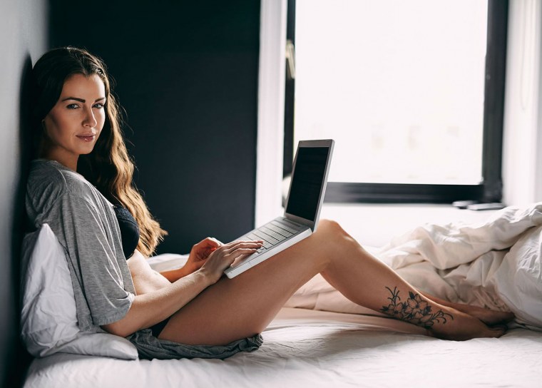 Женщина с ноутбуком