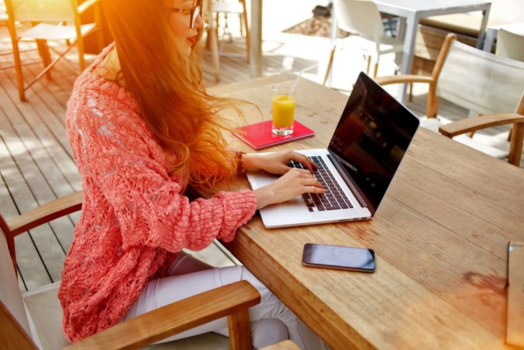 Девушка за ноутбуком