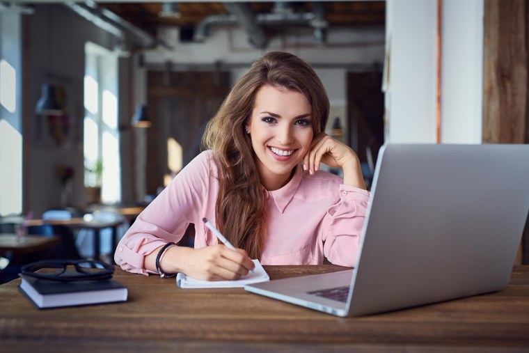 Человек за ноутбуком