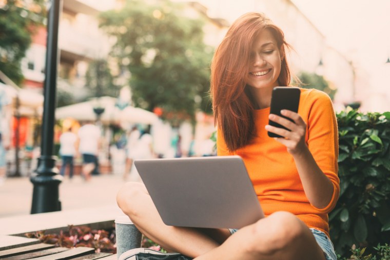 Женщина за ноутом