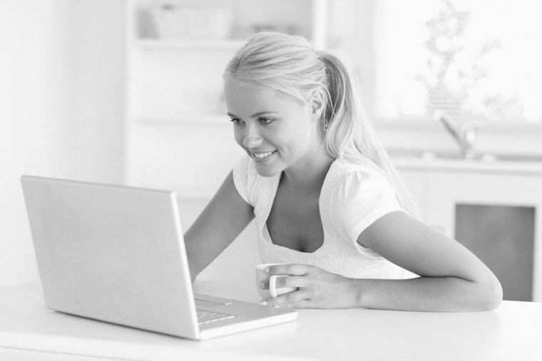 Девушка за ноутбуком