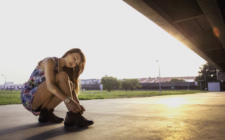 Девушки на корточках в платье