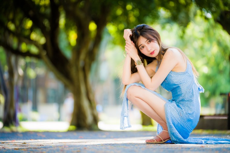 Девушки на корточках