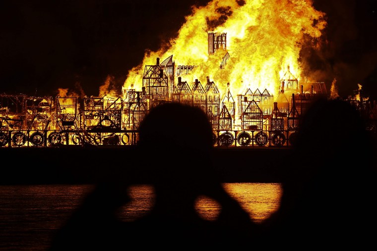 Горящий деревянный мост