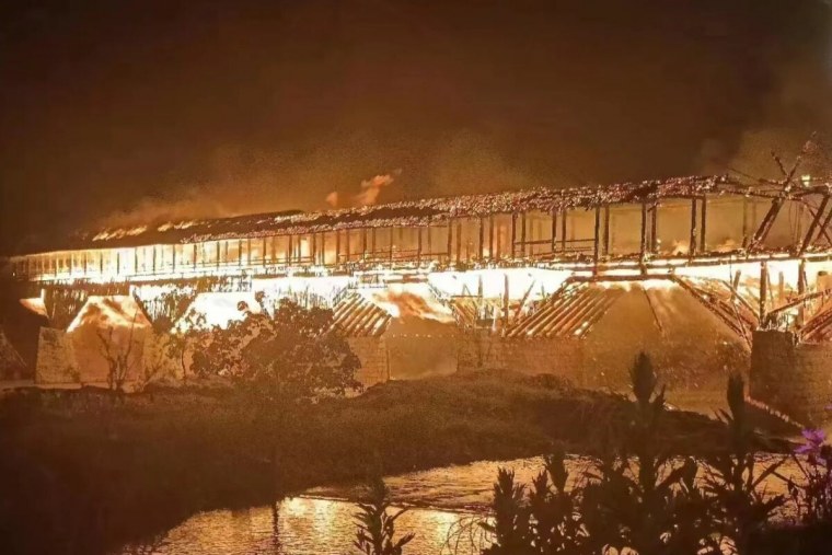 Мужчина на горящем мосту