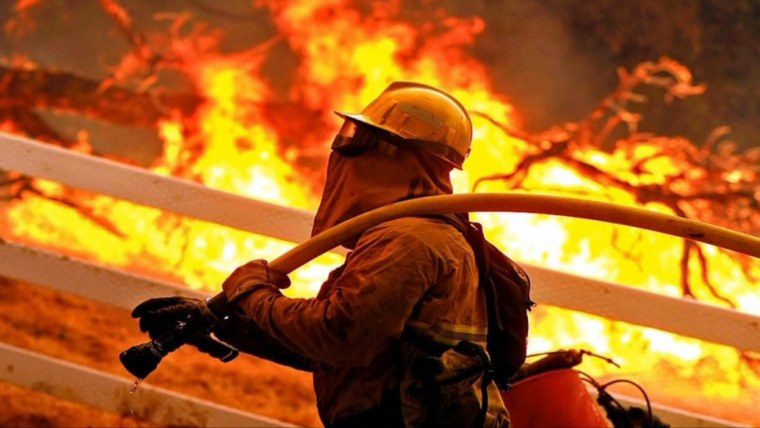 Пожарник на фоне огня