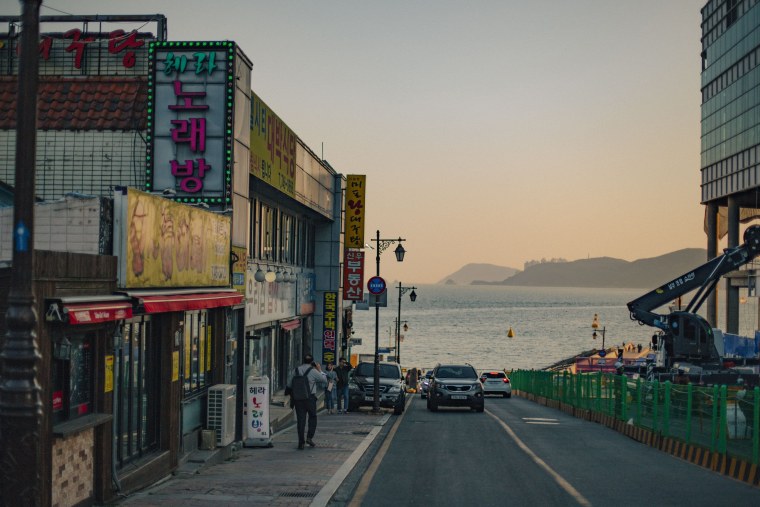 Разноцветные трамваи Пусан Корея обои HD