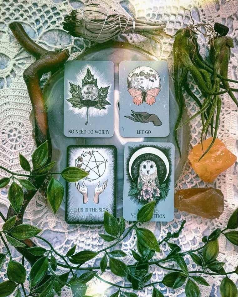 Таро на темном фоне