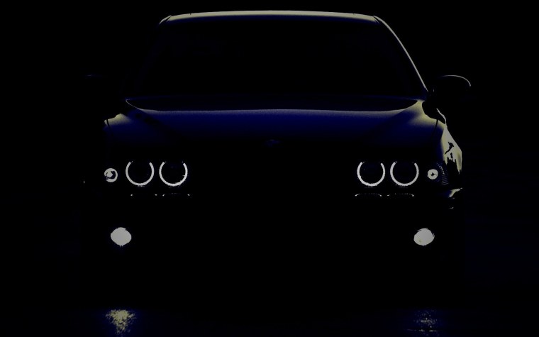 БМВ на черном фоне