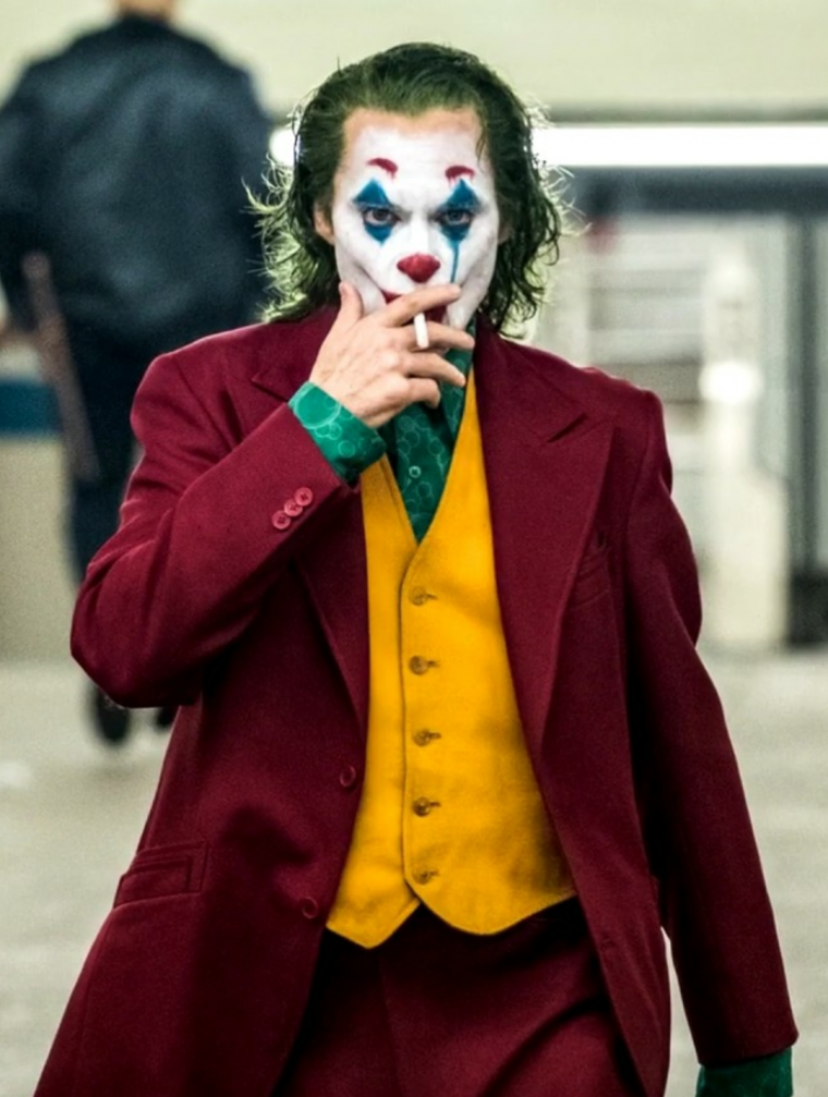 Джокер Хоакин Феникс курит