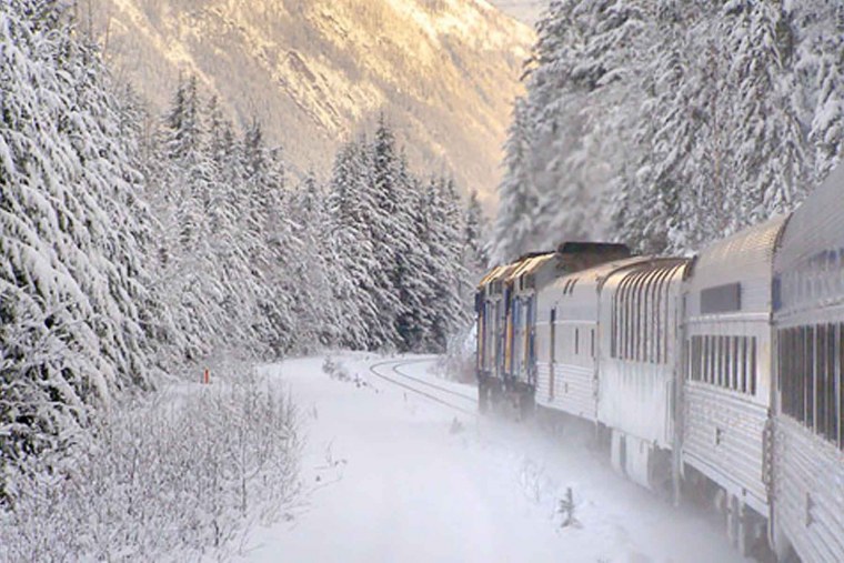 Поезд в заснеженных горах