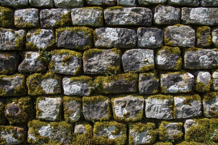 Каменная кирпичная стена