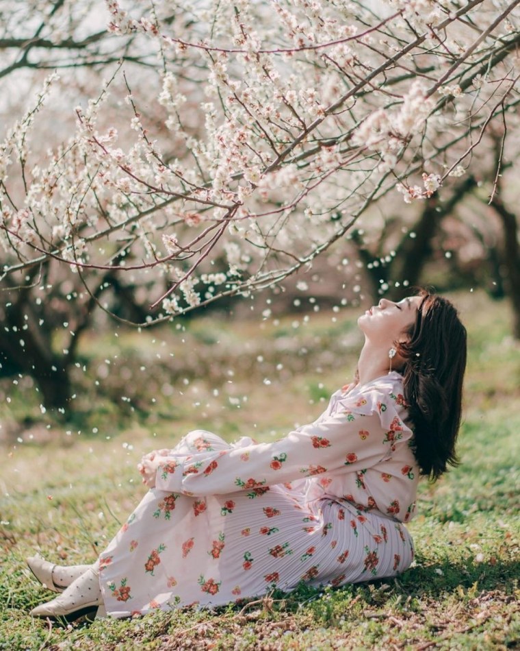 Женщина в цветах спиной