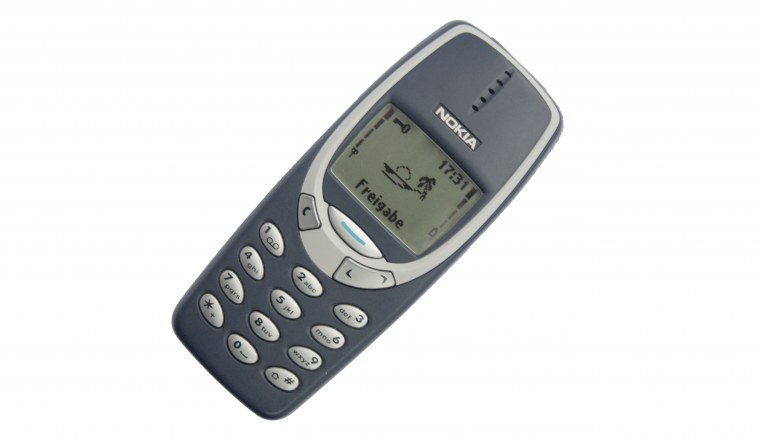 Нокиа 3310 на белом фоне