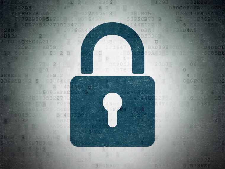 Закрытый замок черный