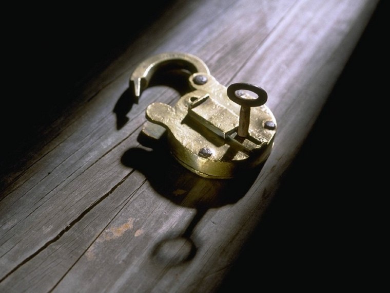 Амбарный черный замок на двери