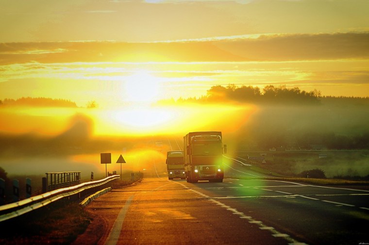 Американский грузовик на закате