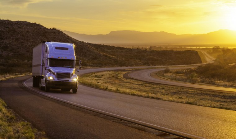 Фото дороги с закатом и грузовыми машинами