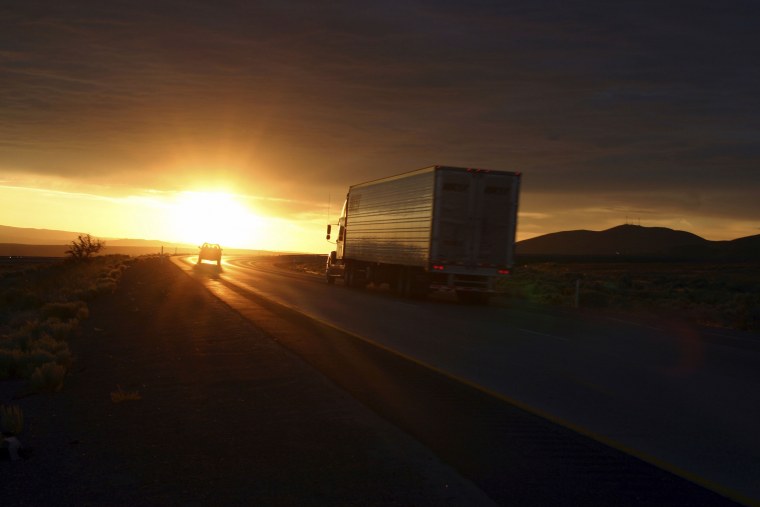 Грузовик на закате