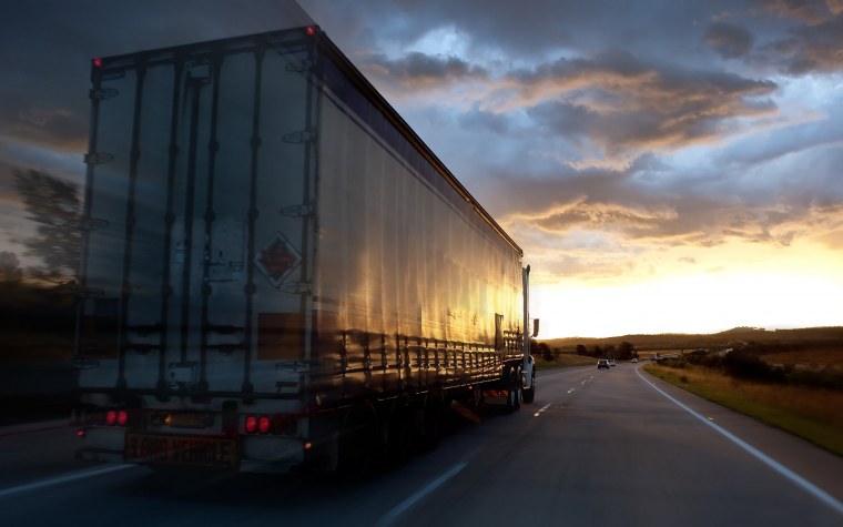 Грузовик на фоне заката