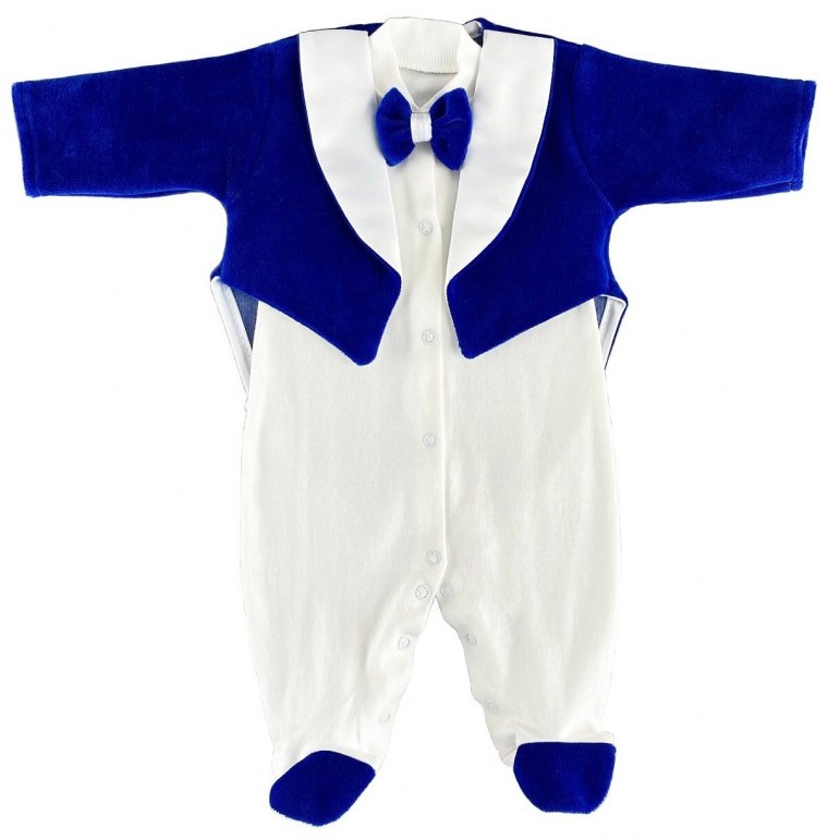 Мальчик дарит девочке цветы