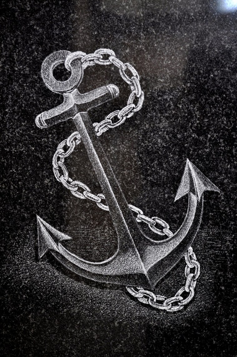 Памятник с якорем из гранита