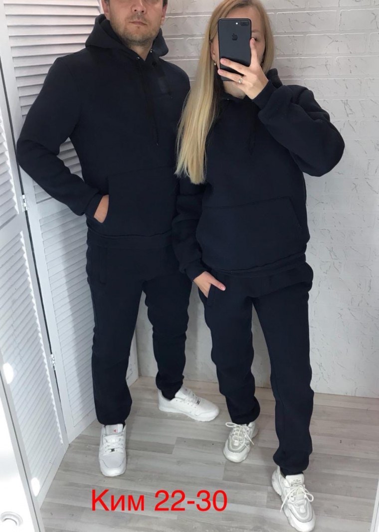 Ноги в кроссовках адидас