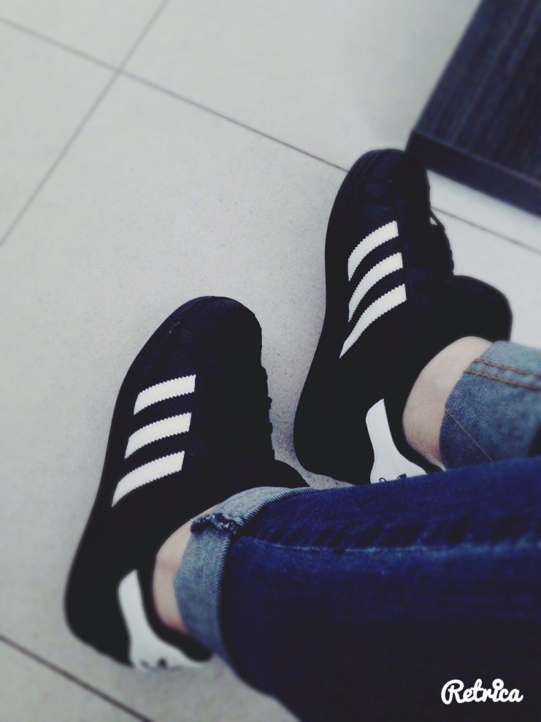 Парент ь с девушкой около машины