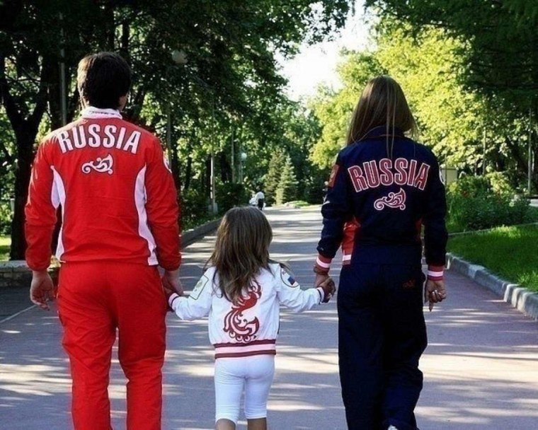 Девушка в адидасе ноги