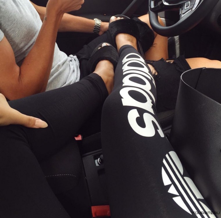 Ноги в спортивках
