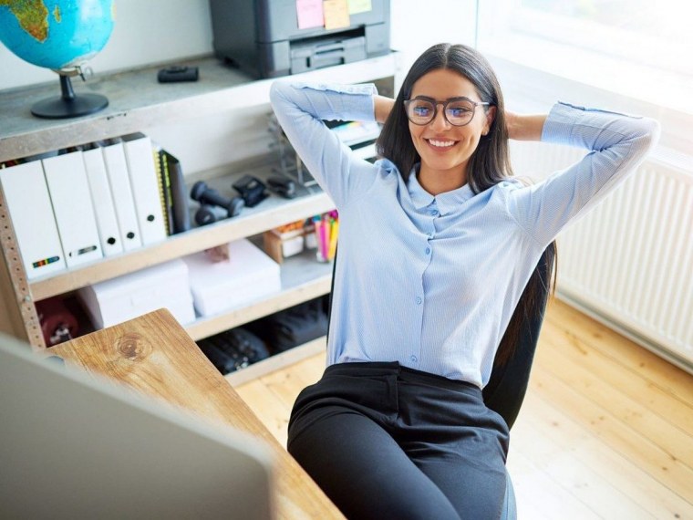 Девушка с инструментом