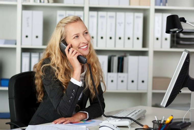 Девушка в офисе за компьютером