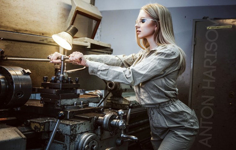 Девушка в цеху