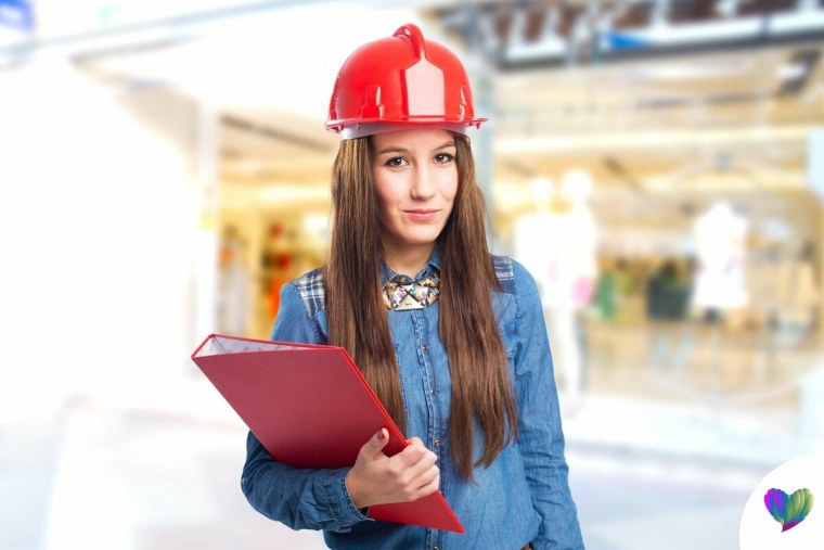 Девушка в каске