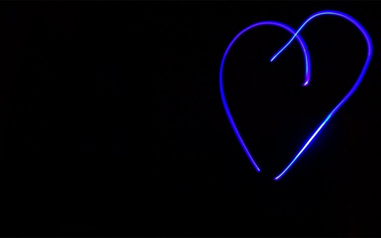 Белое яблоко на черном фоне