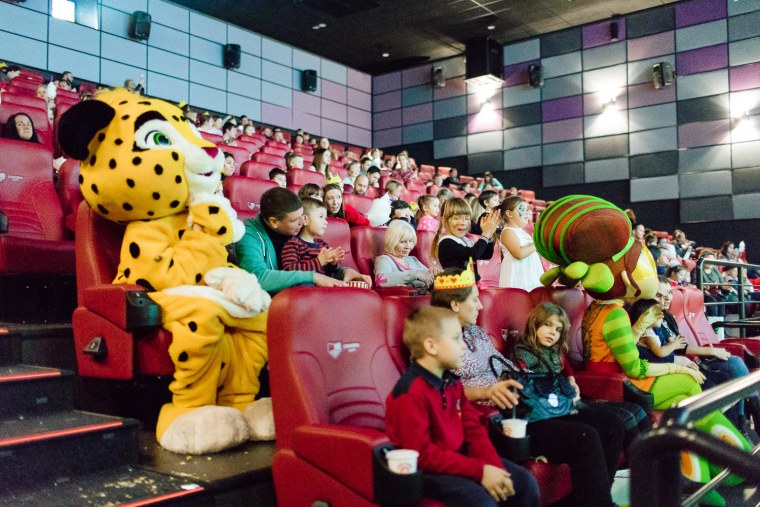Дети в кинотеатре