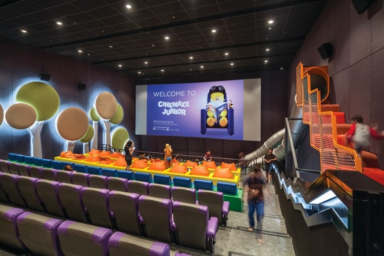 Дети в кинотеатре