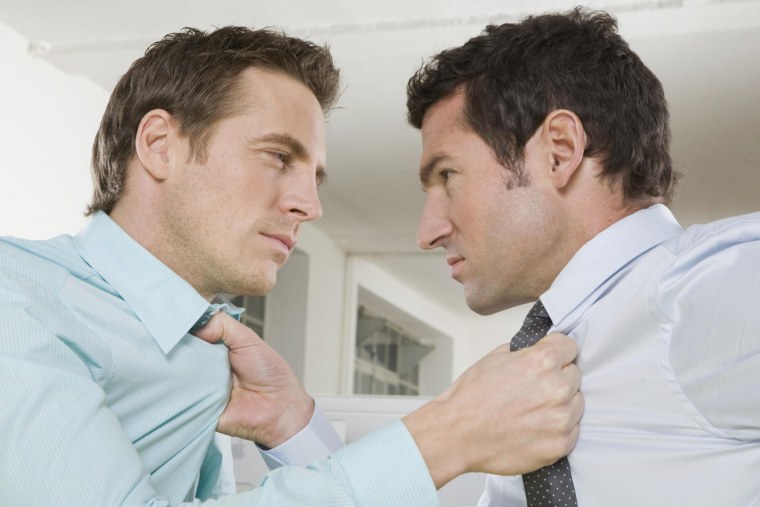 Мужчины спорят