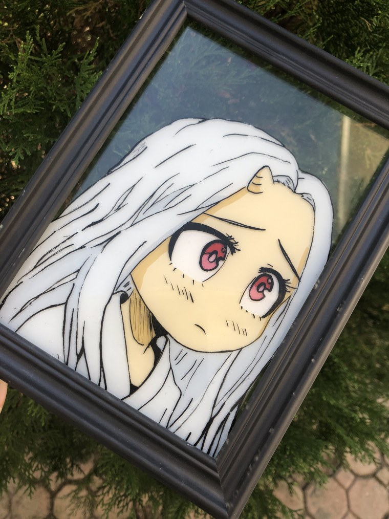Девушка рисует на стекле